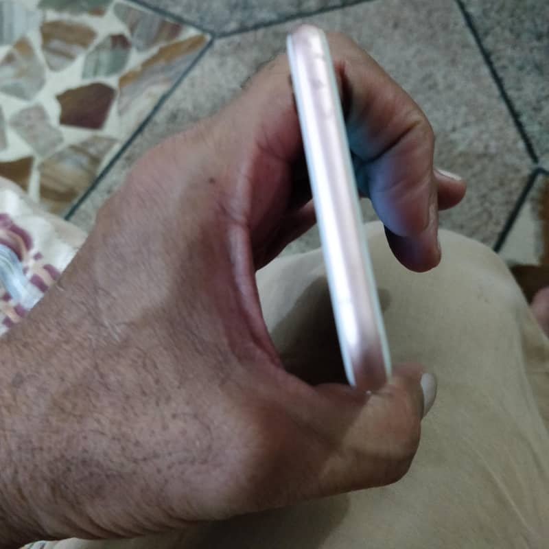 Apple iPhone 6S 4