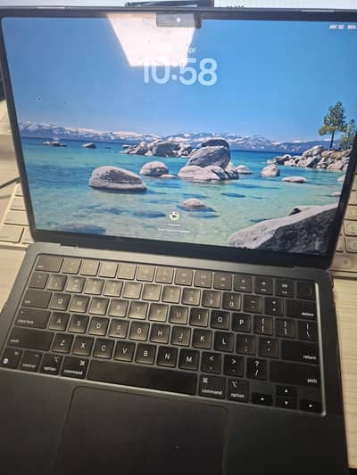 Macbook air m2 (8gb RAM 256GB SSD)