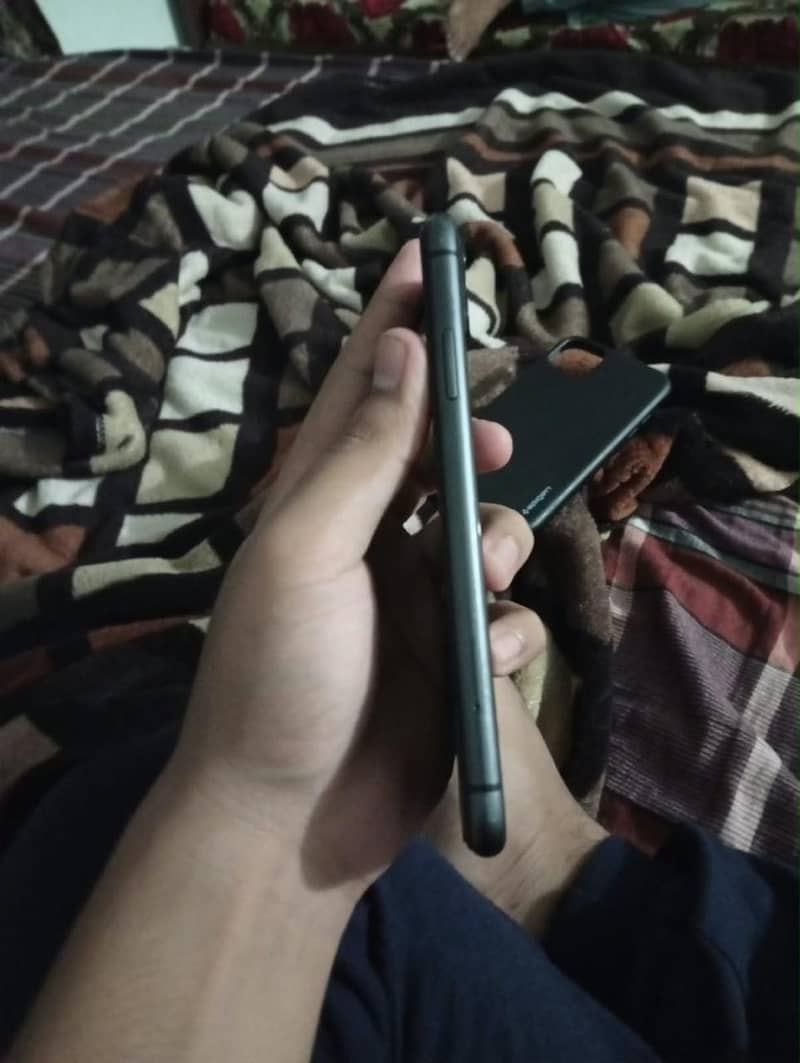 Apple iPhone 11 4