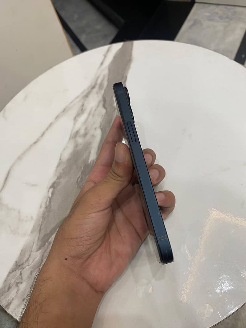 Apple iPhone 13 2