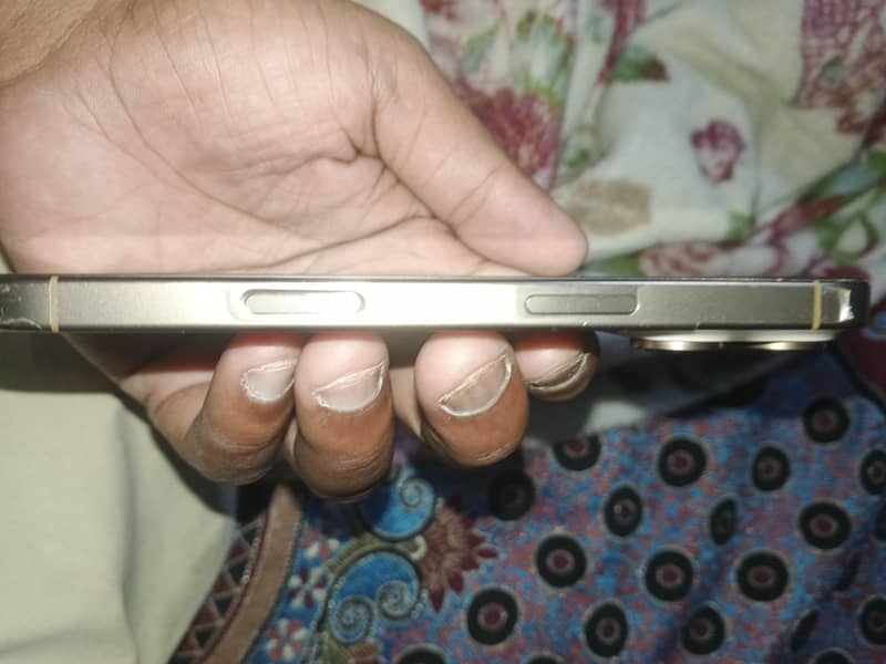 Apple iPhone 16 Pro 3