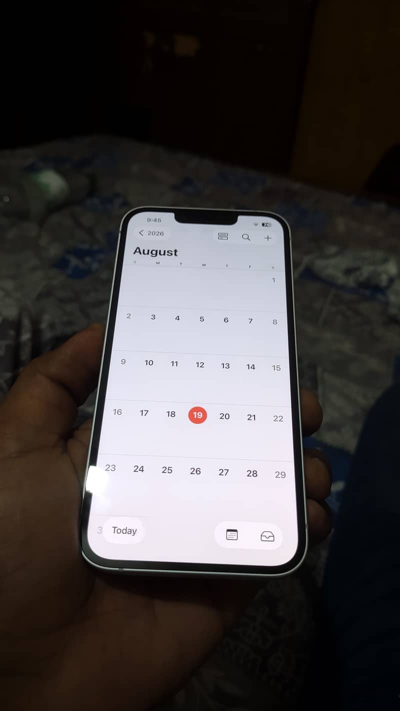 Apple iPhone 16e 1