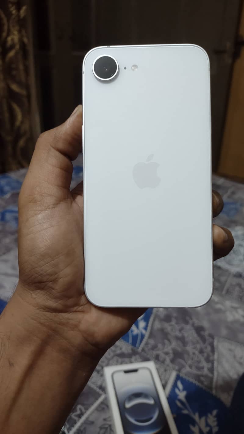 Apple iPhone 16e 2