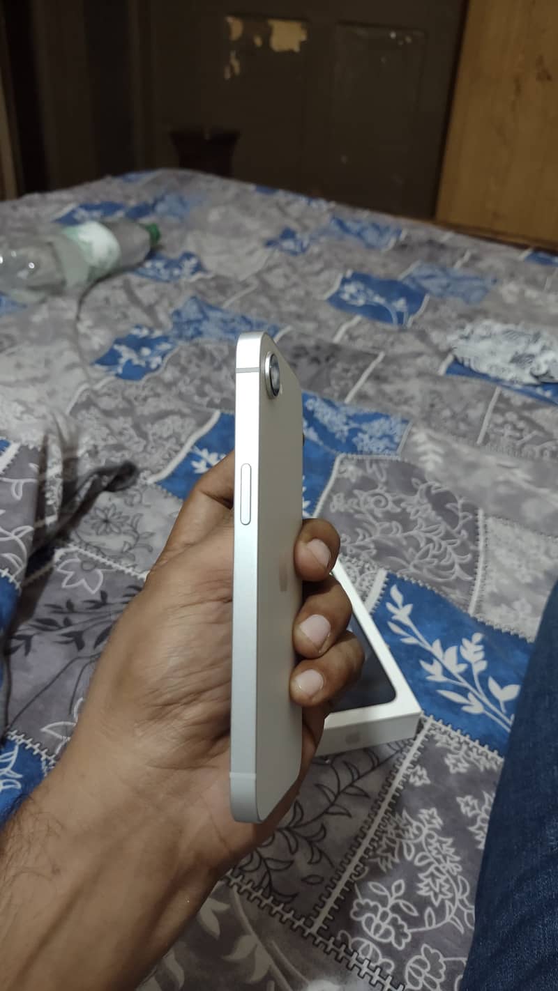Apple iPhone 16e 3