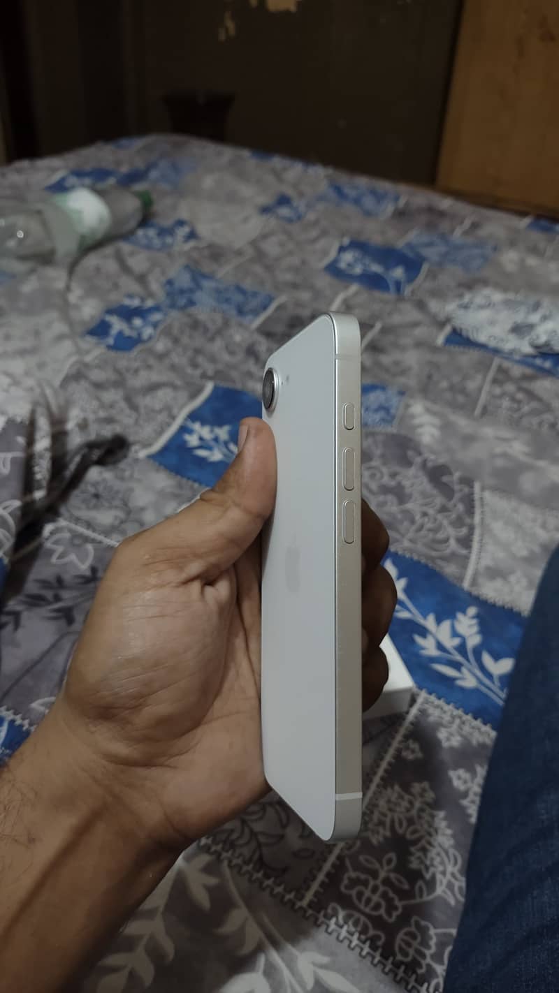 Apple iPhone 16e 4
