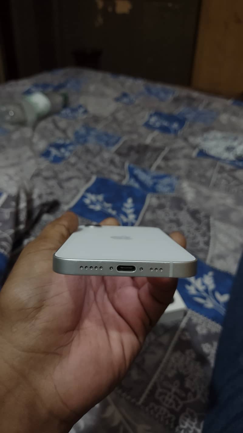 Apple iPhone 16e 5