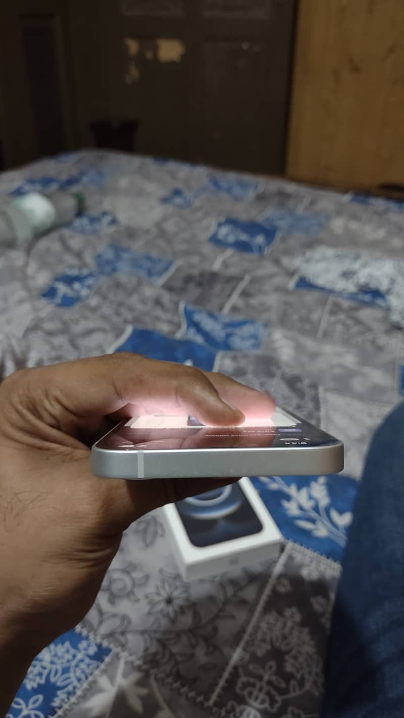 Apple iPhone 16e 6