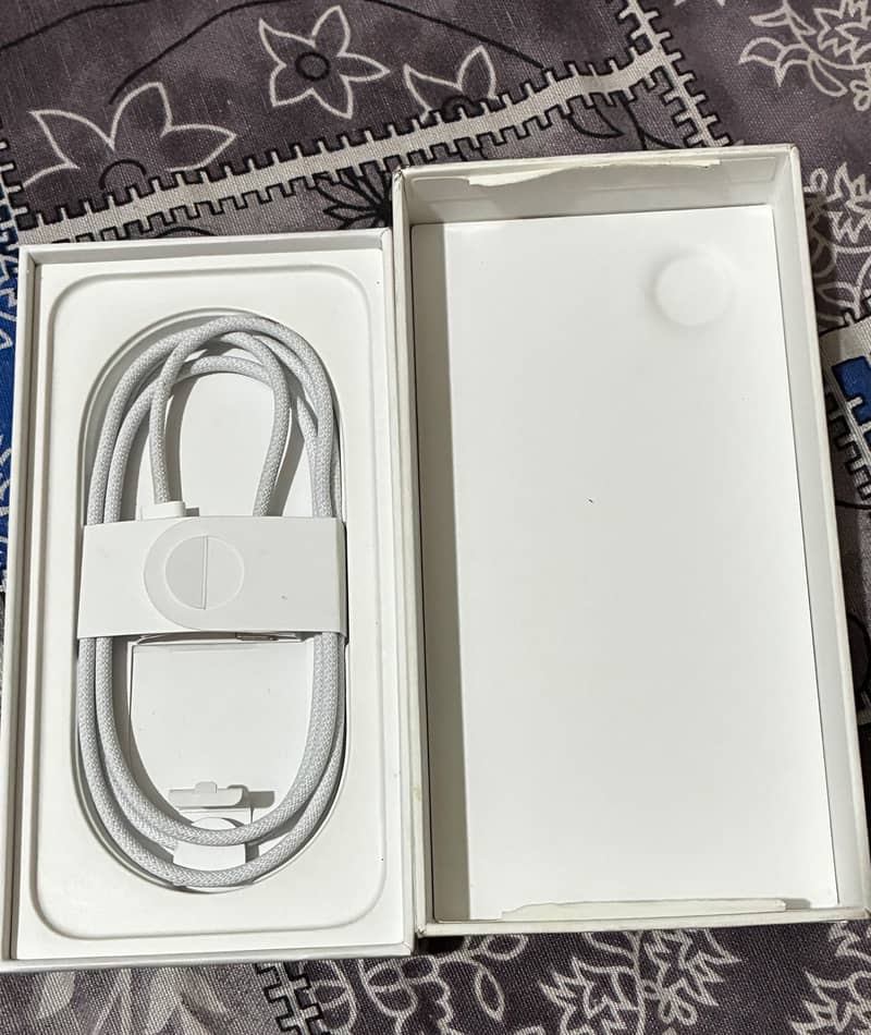 Apple iPhone 16e 8