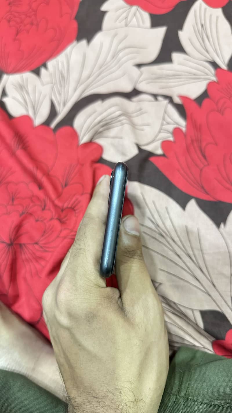 Apple iPhone 11 4