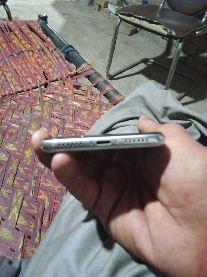 Apple iPhone X 4