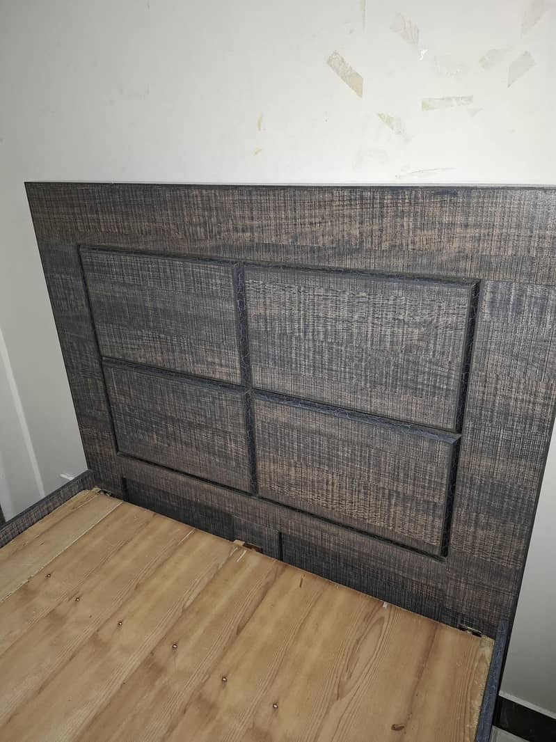 SINGLE BED WITH SIDE TABLE 0