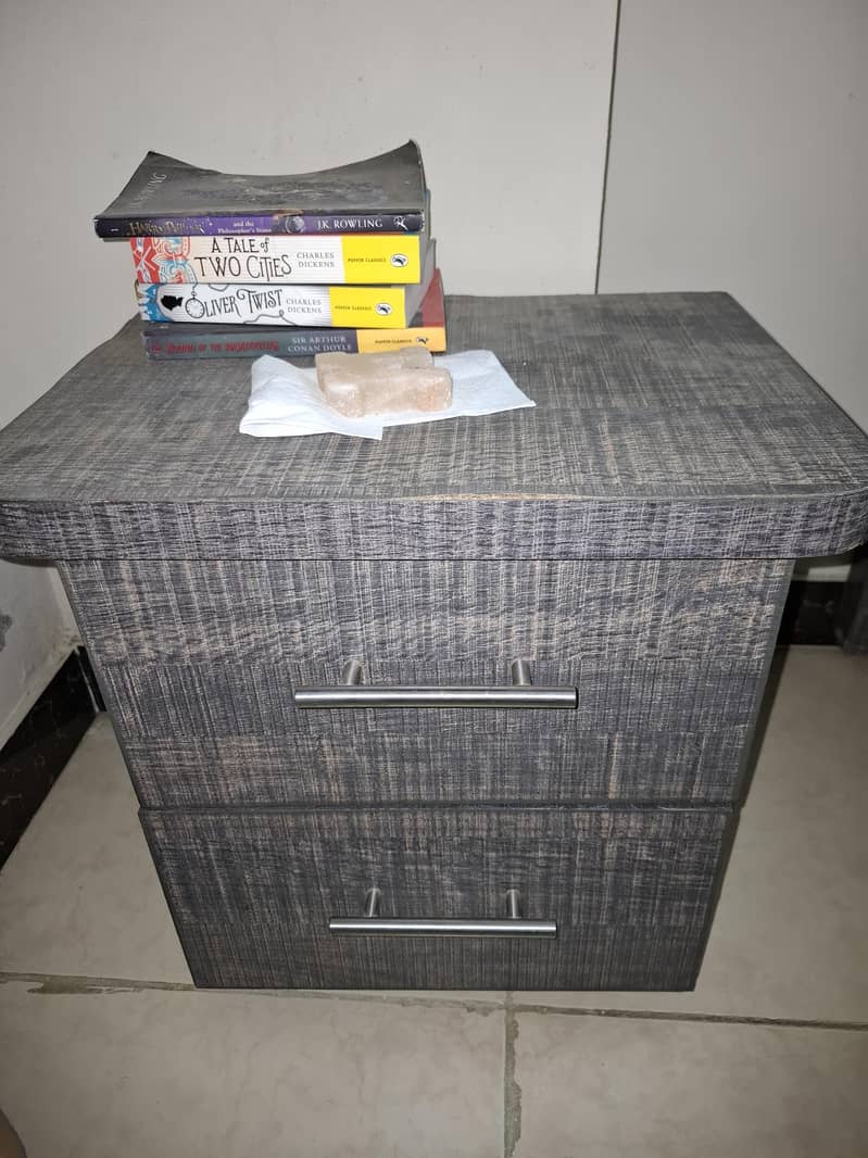 SINGLE BED WITH SIDE TABLE 2
