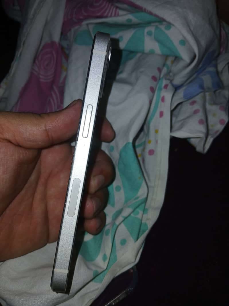 Apple iPhone 13 2