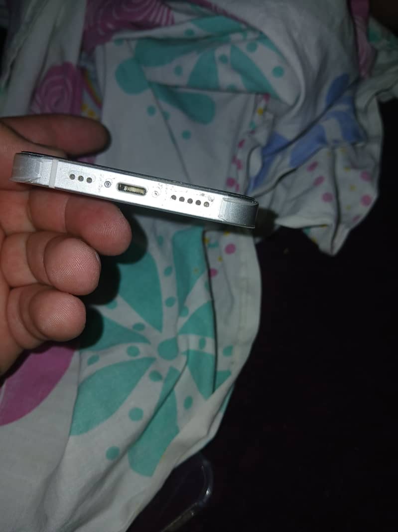 Apple iPhone 13 4