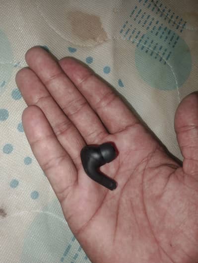 in airburds ka box chahye agr kisi ky pass ho tu rabta kro