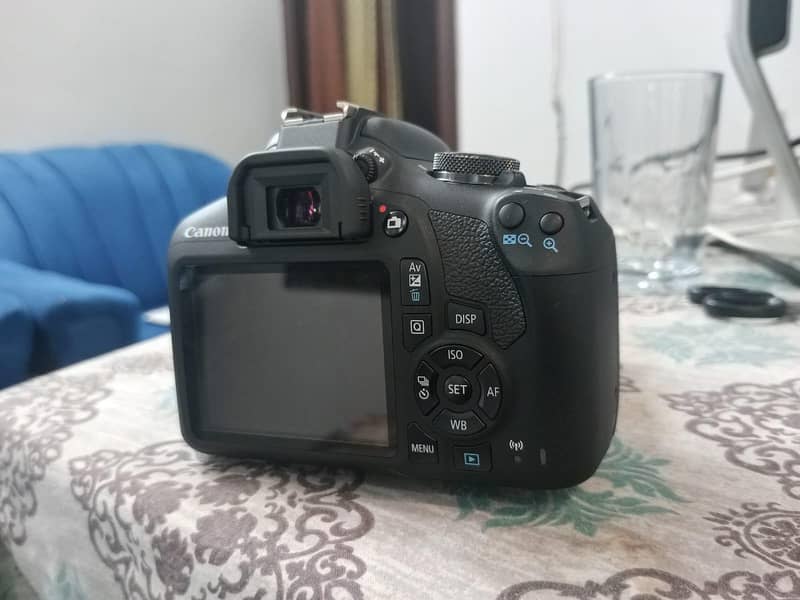 EOS 2000D 1