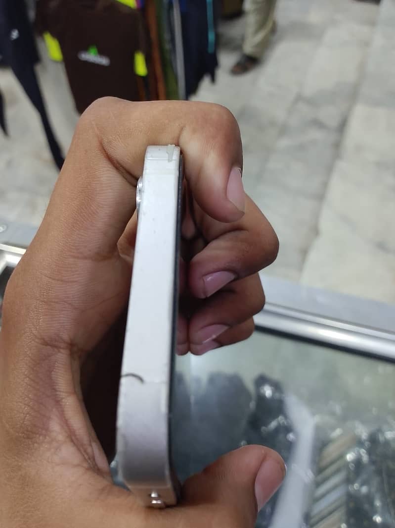 Apple iPhone 12 4