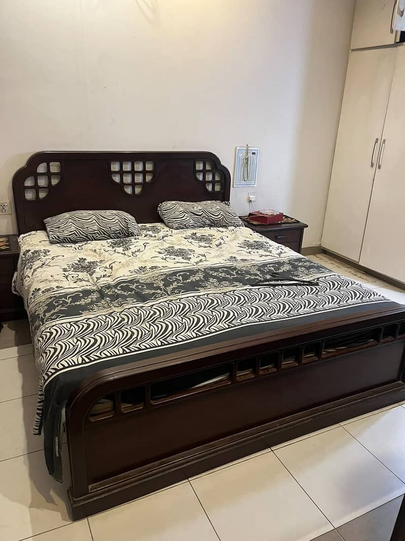 Bed with Side Tables 0