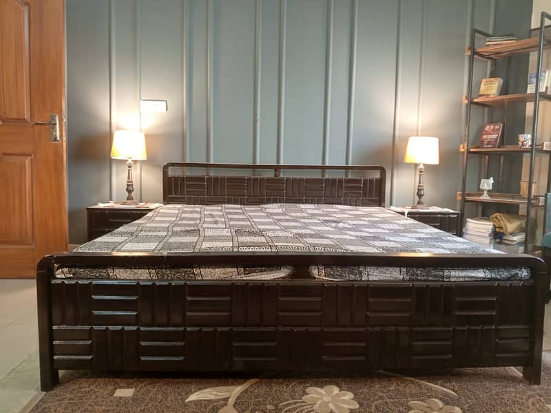 Queen size solid bed 1