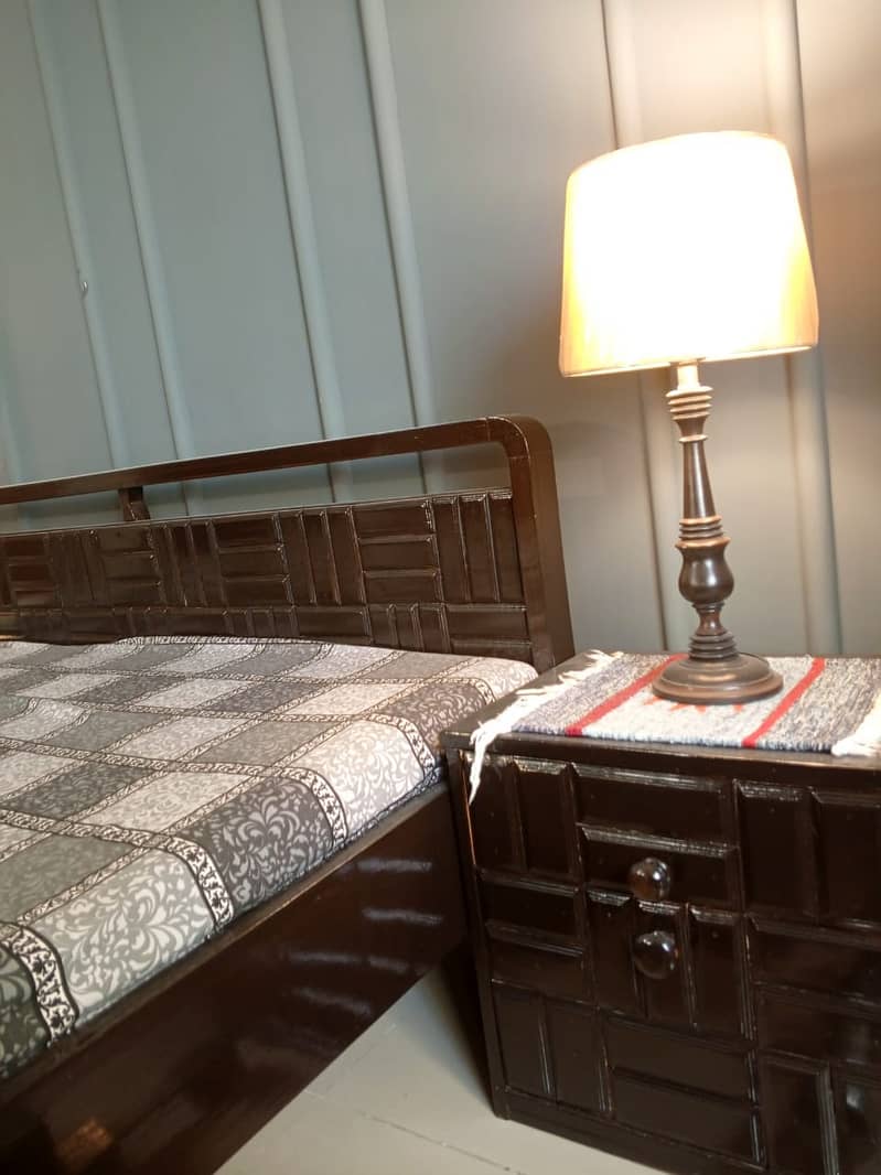 Queen size solid bed 2