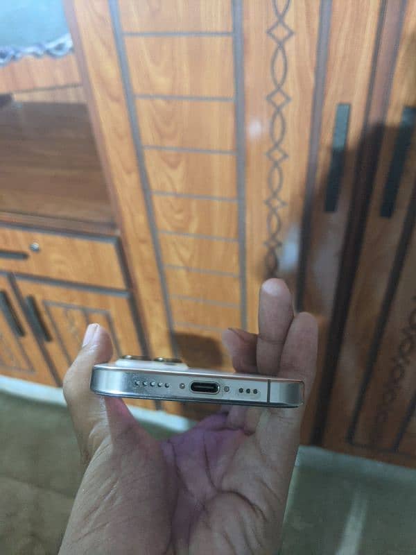 iPhone 16 pro 1