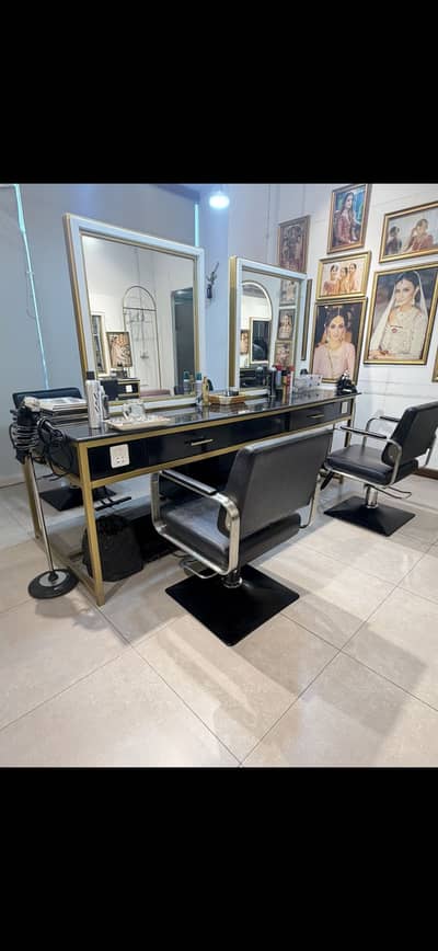 Premium Salon Makeup Stations with Mirrors – Excellent Condition