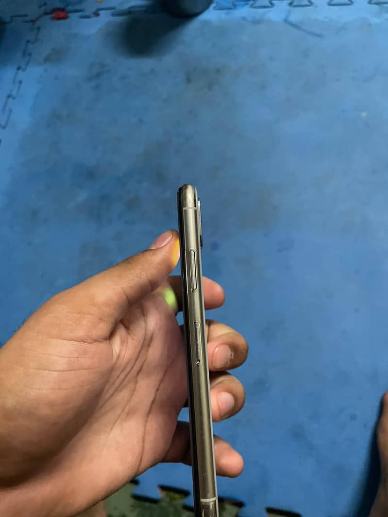 Apple iPhone X 4