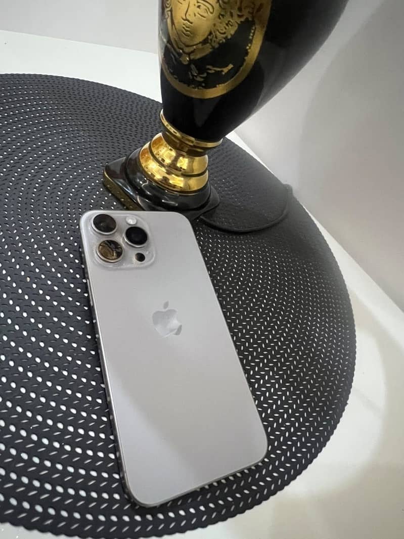 Apple iPhone 15 Pro Max 4