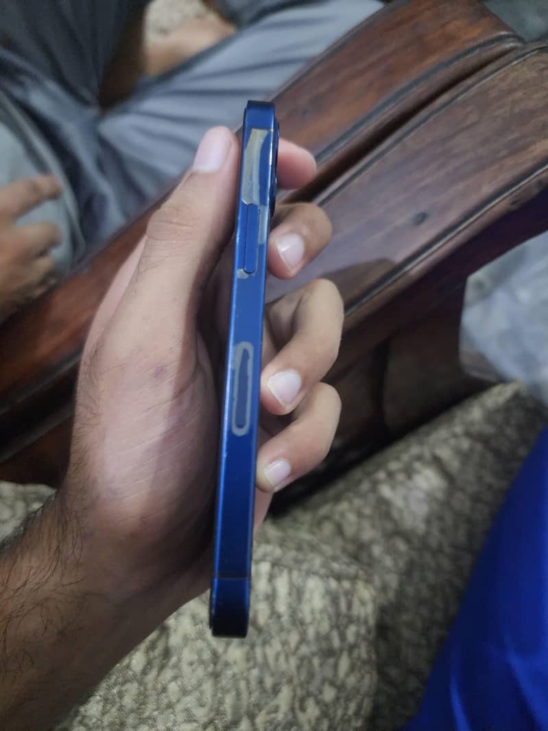Apple iPhone 12 4