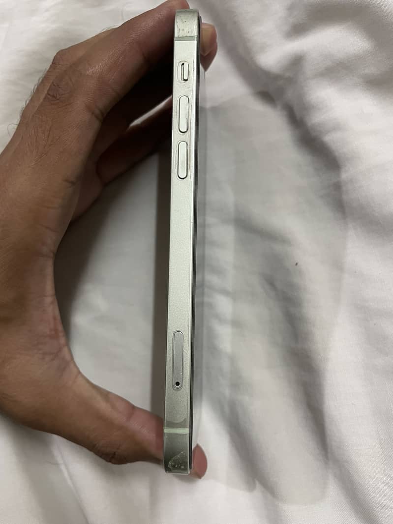 Apple iPhone 12 4