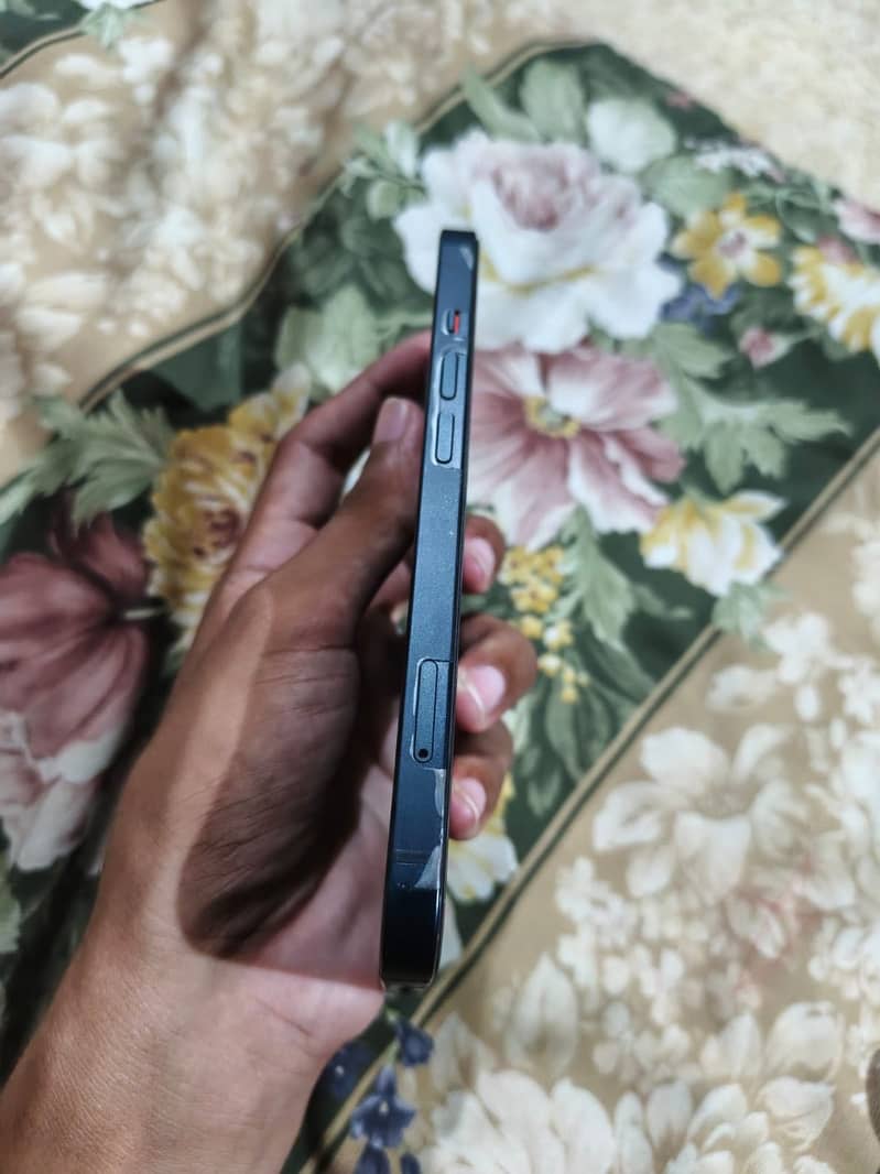 Apple iPhone 13 11