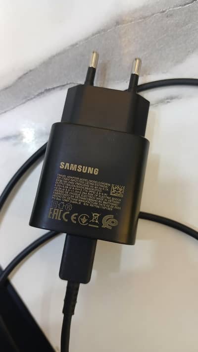 Samsung  tipc  to tipc   uragnal cahrger 25 ward  super fast. charger