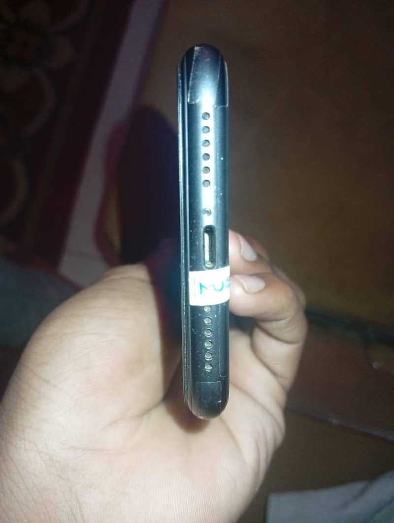 Apple iPhone 11 4