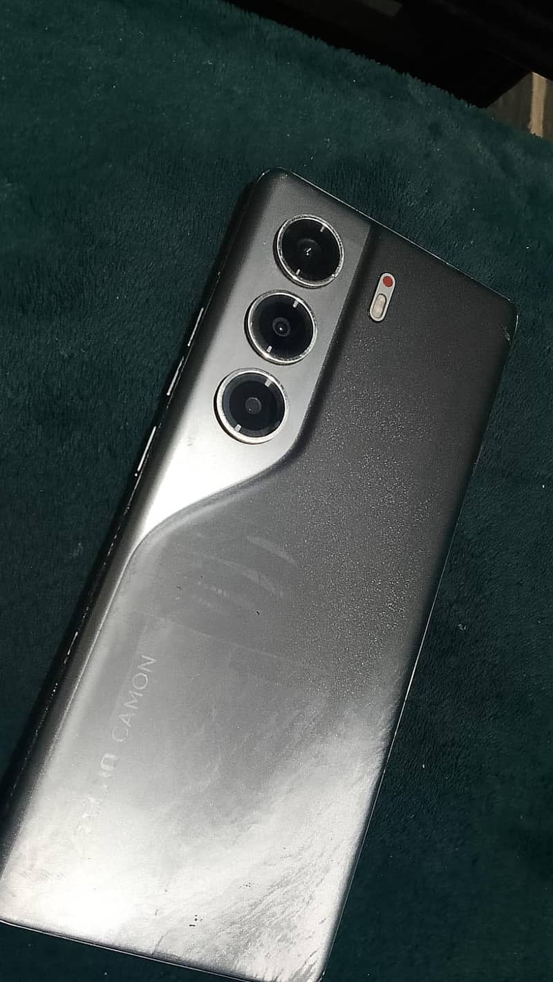 Tecno CAMON 40 Pro 1