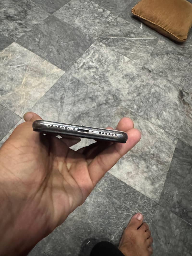 Apple iPhone X 4