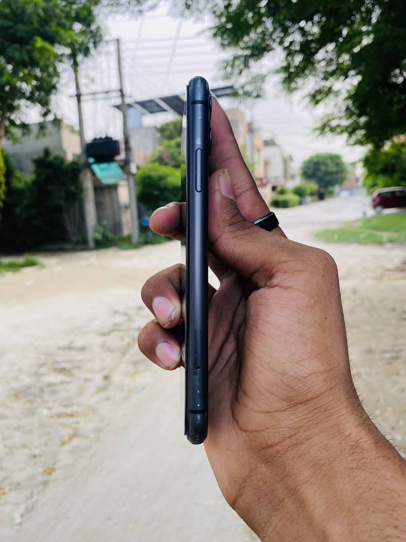 Apple iPhone 11 4