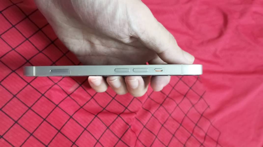 Apple iPhone 13 1