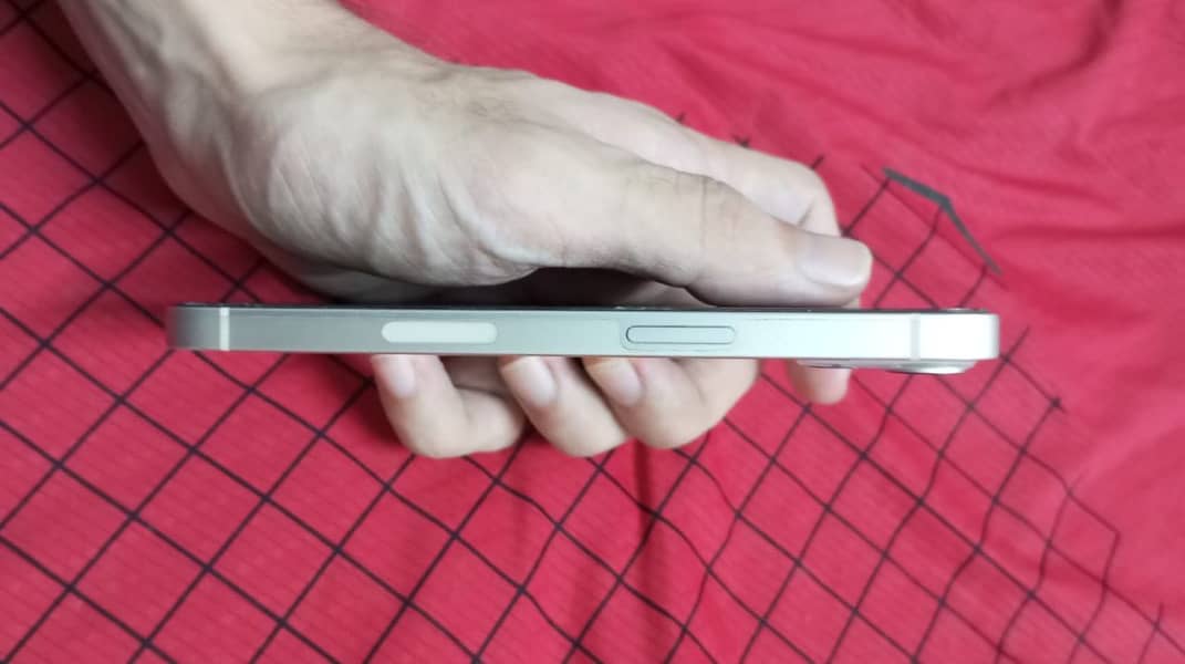 Apple iPhone 13 2