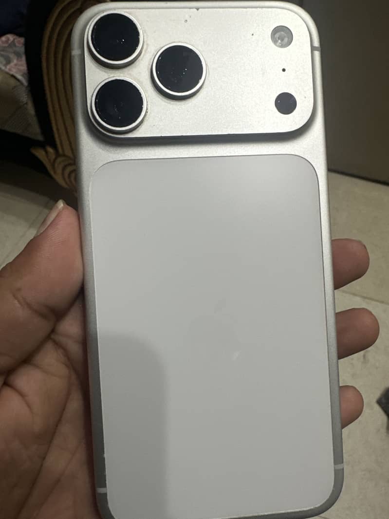 Apple iPhone 17 Pro Max 1