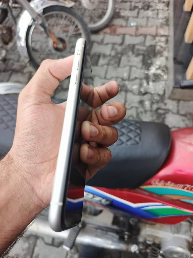 Apple iPhone 11 4
