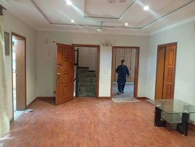1 Kanal Stylish Bungalow Available For Rent