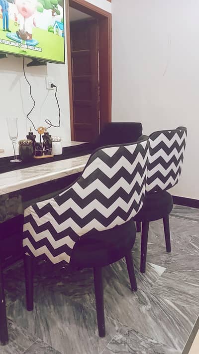 4 chair  black white   dining table