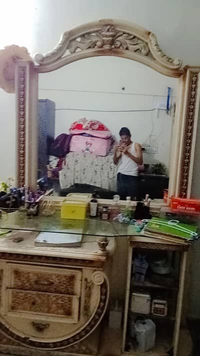 dressing table, in very good condition, large size mirror, pure wooden