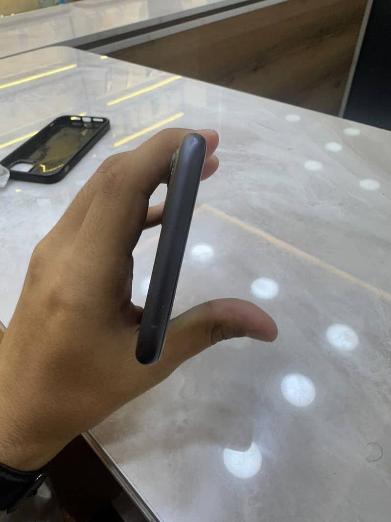 Apple iPhone 11 3