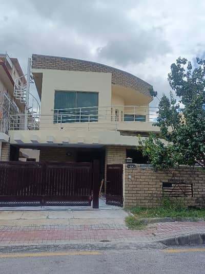 Bahria Town 10 Marla 4 Bed House for Rent