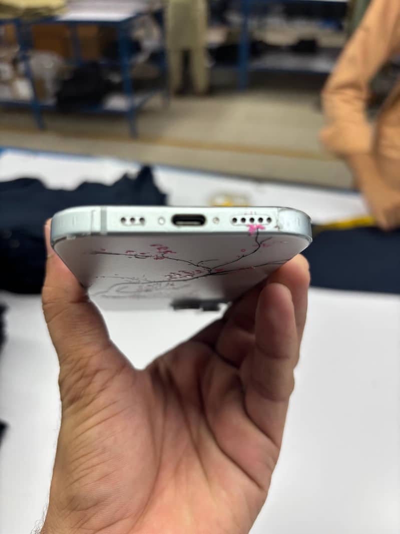Apple iPhone 15 4
