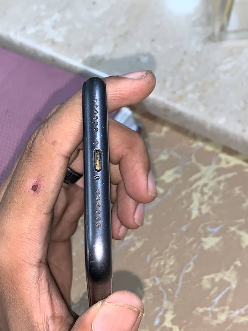 iPhone 11 3