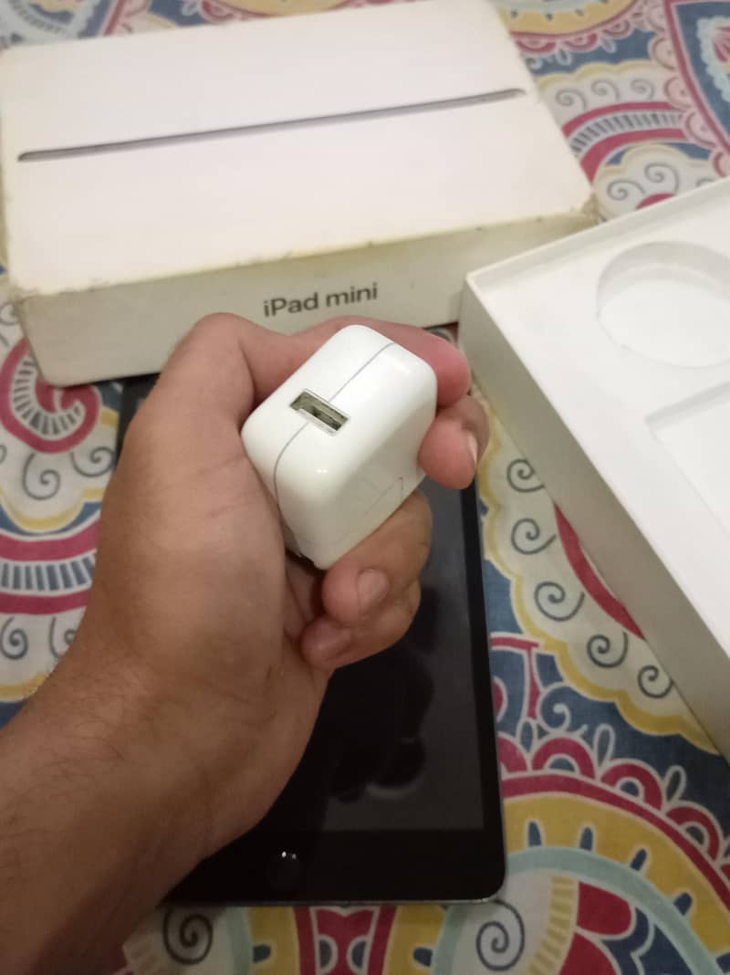 IPAD MINI 5 ( BOX + ADAPTER) 4