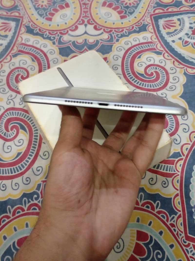 IPAD MINI 5 ( BOX + ADAPTER) 6