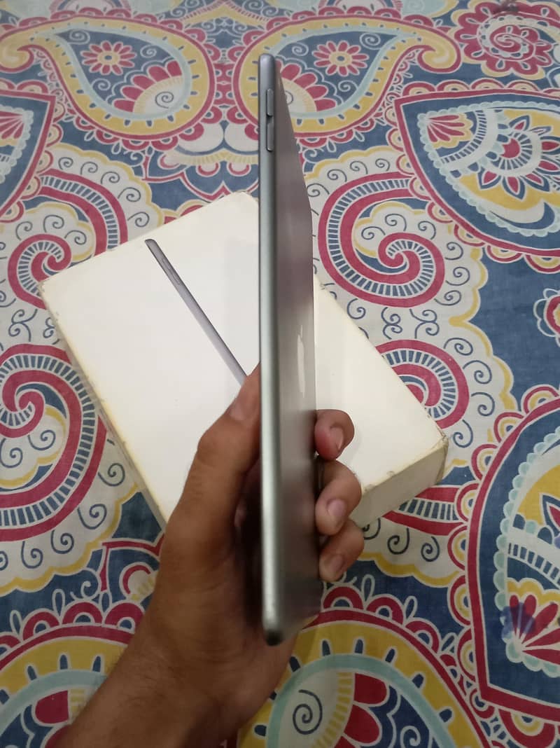 IPAD MINI 5 ( BOX + ADAPTER) 7